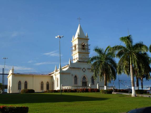 Igreja matriz de Coari, às margens do rio Solimões, no Amazonas